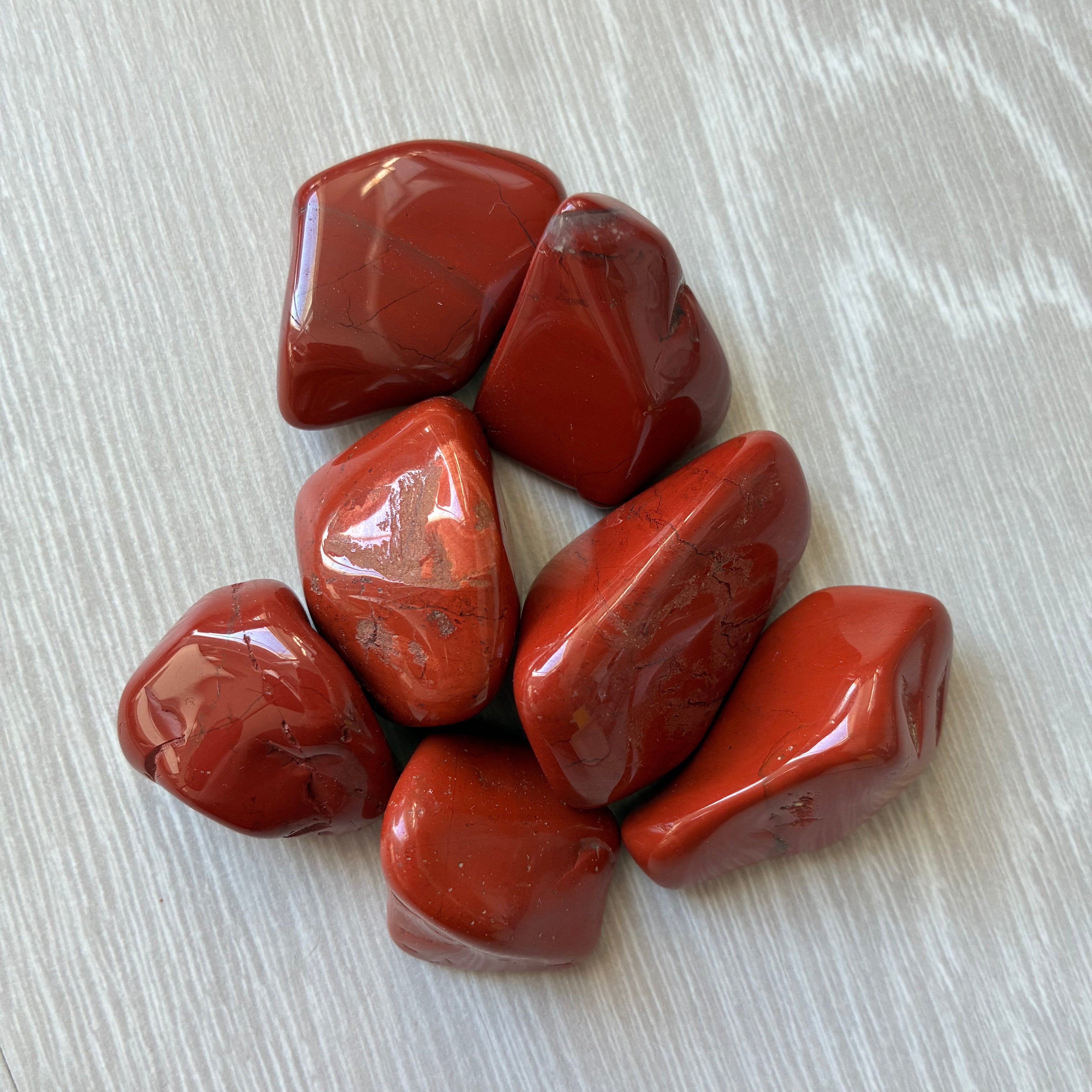 Punainen jaspis rumpuhiottu