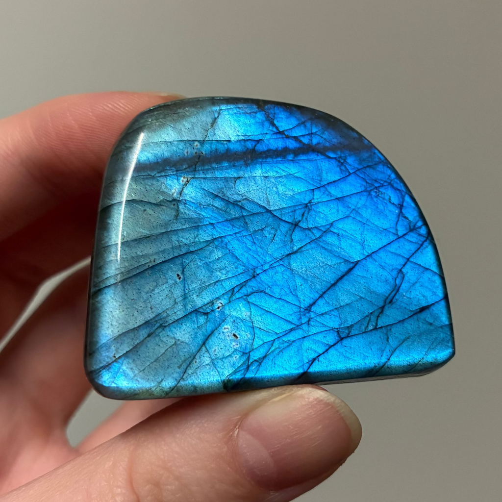 Labradoriitti pikku freeformit A-J